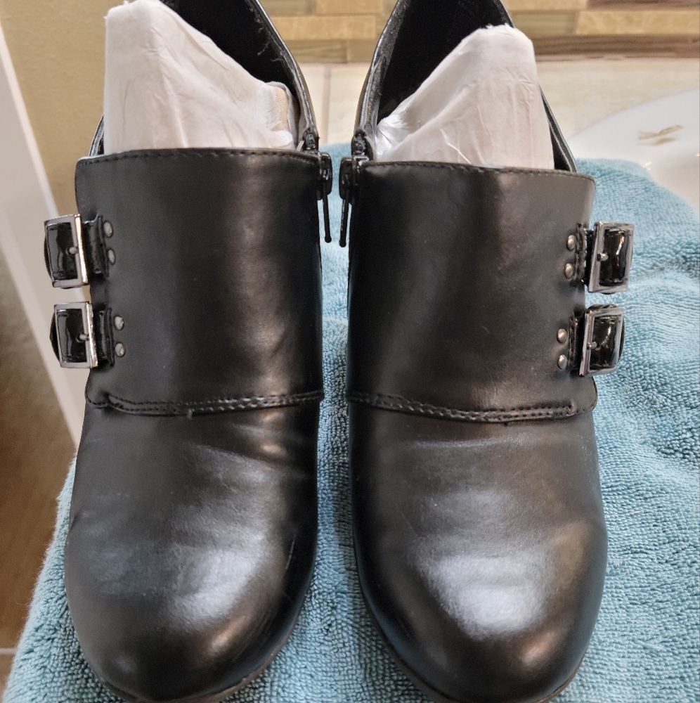 Womens Size 7 Black heels